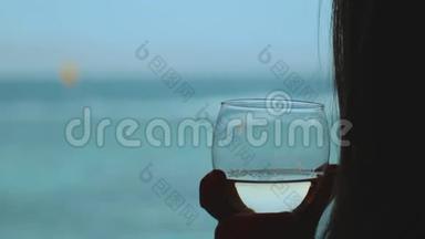 女人喝葡萄酒，看看人们如何<strong>风</strong>筝冲浪在美丽的<strong>清澈</strong>的水在达哈布埃及。 探索蓝色的大海